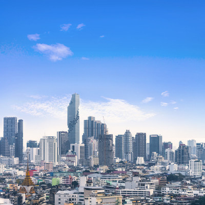 曼谷城市天际线与蓝天背景的城市景观，曼谷是泰国的现代大都市，深受游客的喜爱