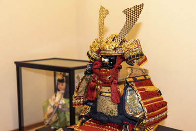 穿着盔甲和头盔的日本武士娃娃在男孩的五一节
