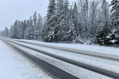 雪覆盖的道路在暴风雪中创造危险的驾驶条件