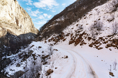 峡谷中狭窄的雪道