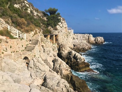 法国南部尼斯角的海岸线