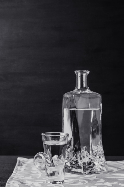 木桌上放着一瓶伏特加和玻璃杯