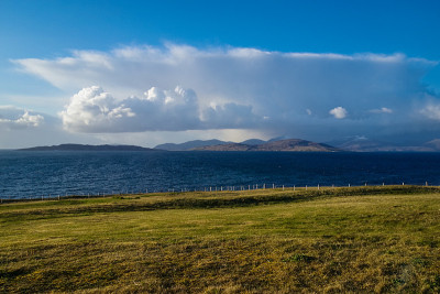 2021年5月，苏格兰西北部Eilean Siar，北哈里斯山的春雪飞扬，背景是高垂直上升的戏剧性冰