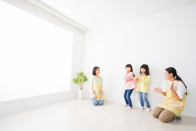 孩子们在幼儿园里玩耍
