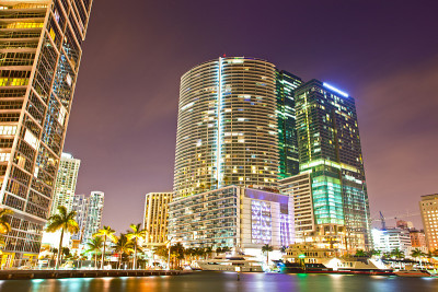 佛罗里达州迈阿密市，五颜六色的建筑夜景