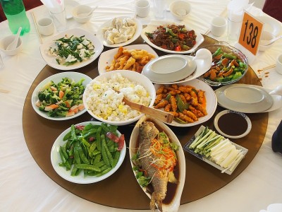 典型的中国菜，非常好吃，在一个圆形的转盘上，有米饭、蔬菜、鱼、毛豆等。