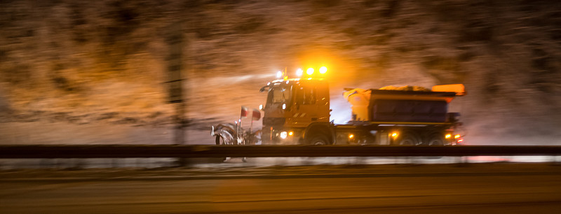 德国公路夜间扫雪机