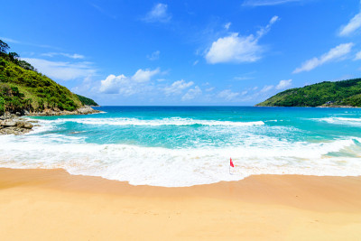 海滩上美丽的波浪