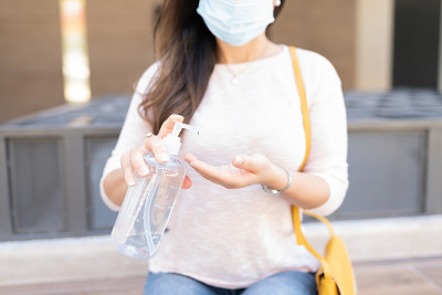 妇女用消毒液消毒双手