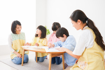 孩子们在幼儿园画画