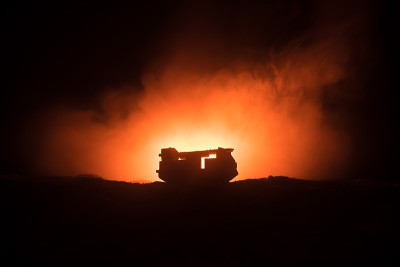火箭发射与火云。火箭导弹和弹头瞄准夜晚灰暗的天空的战斗场景。《战争背景》中的火箭战车