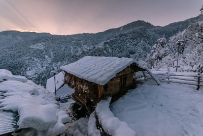 宏伟的冬季景观在早晨的阳光下闪闪发光。喜马拉雅山上戏剧性的冬季景象