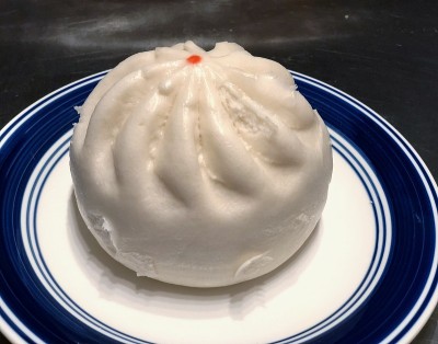 siopao，或饺子的特写。烧包的馅料是鸡肉、猪肉或牛肉，在许多东南亚国家是一种受欢迎的美味