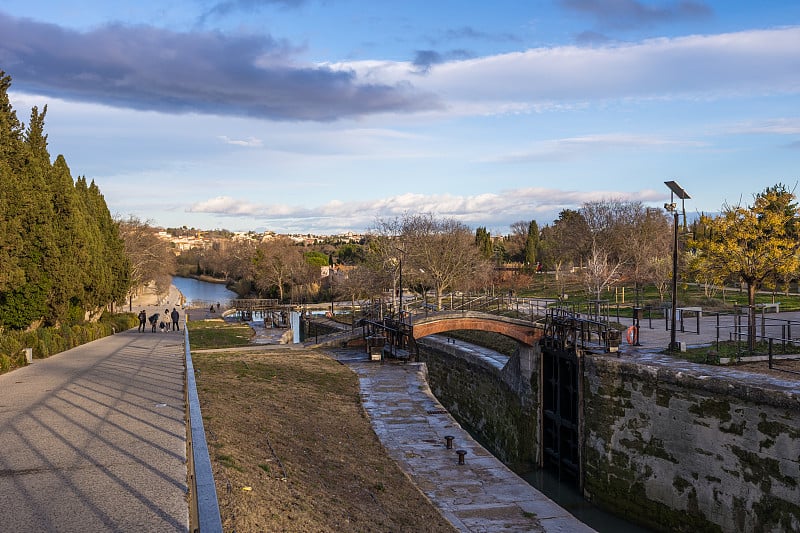 Béziers(奥西塔尼，法国)杜米迪运河上的9座Fonseranes水闸门