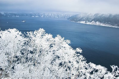 日本北海道的马淑湖和冬季的雾凇