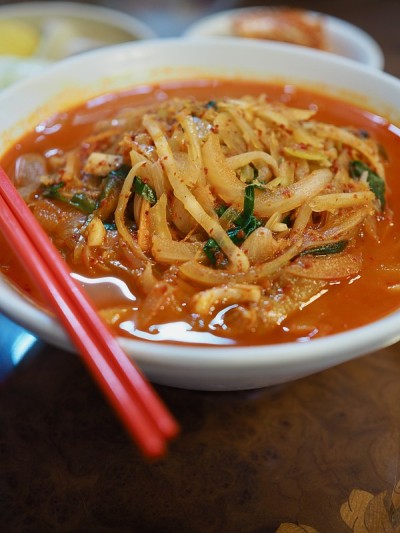 中式面条配蔬菜和海鲜，jjamppong