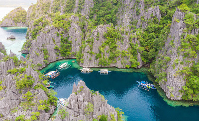 鸟瞰图上的双泻湖天堂岛与尖锐的石灰岩，热带旅游目的地-科伦，巴拉望，菲律宾。