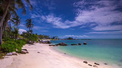 在Berhala岛kepulauan Riau的全景海滩和岩层照片