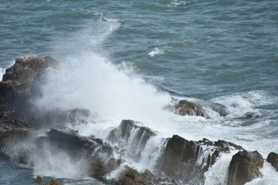 海浪冲击着多塞特海岸附近的岩石