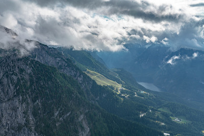 从Kehlsteinhaus(鹰巢)鸟瞰贝希特斯加登国家公园的科尼希湖
