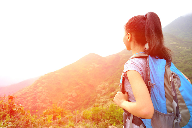 登山妇女站在山顶