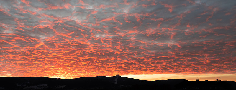 在美丽的照亮夜空的日落时间的jest山的剪影，Liberec，捷克共和国
