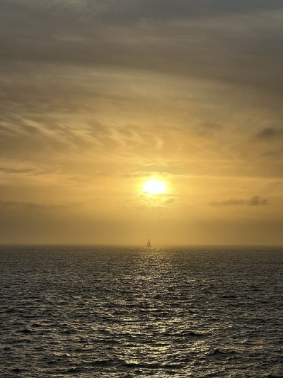 夕阳下的小船
