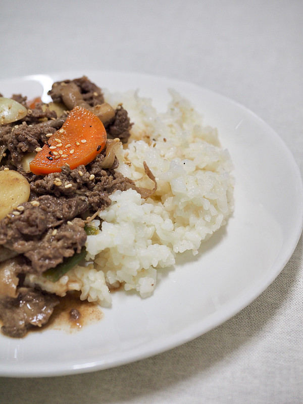 亚洲食物韩式烤肉，一碗上面放韩式烤肉的米饭