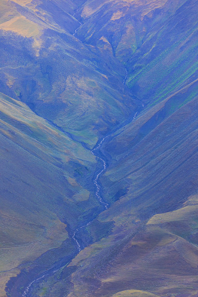 河从山上流下来