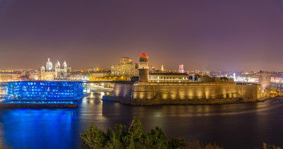 法国马赛圣让堡和大教堂的夜景