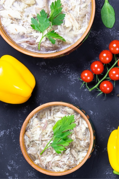 食物。肉冻和新鲜蔬菜。头奶酪。俄罗斯、乌克兰和白俄罗斯的国菜。果冻。西红柿和欧芹。冰冻碎肉