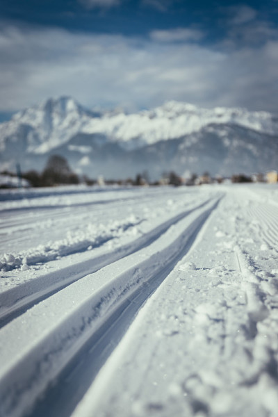 奥地利越野滑雪:斜坡，新鲜的白色粉末雪和山脉
