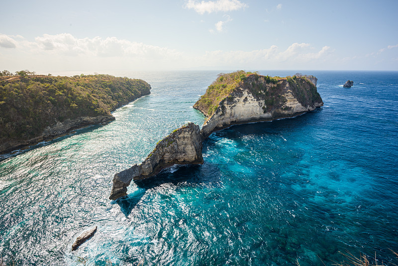 受欢迎的摄影景点和旅游目的地阿图海滩和悬崖，在努沙佩尼达岛，印度尼西亚巴厘岛