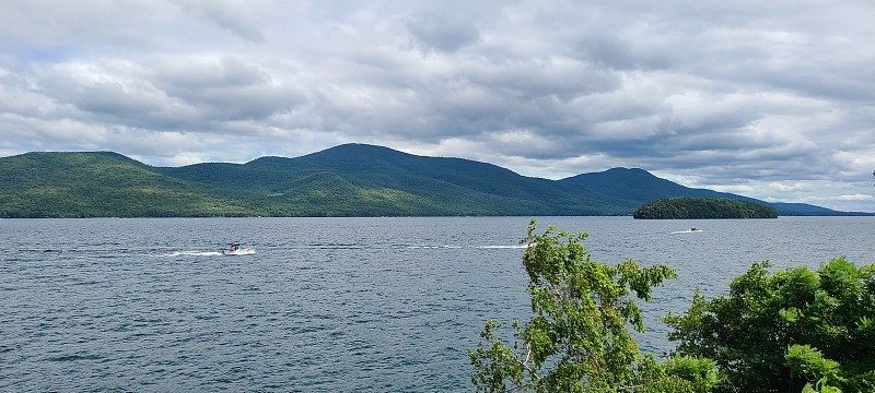 湖面的景色