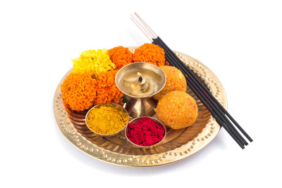 装饰精美的普加塔利，用于节日庆典崇拜，haldi或姜黄粉和kumkum，花，香棒在黄铜盘，印度教普加