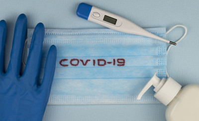 阻止COVID-19全球大流行。预防冠状病毒感染的外科口罩和手部卫生防护液。测量体温的电子体温计。前
