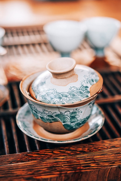 盖碗与茶架放在木桌上，供茶道使用