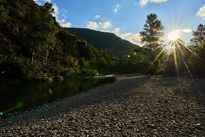塔恩河的砾石岸在塔恩峡谷与森林山和太阳星