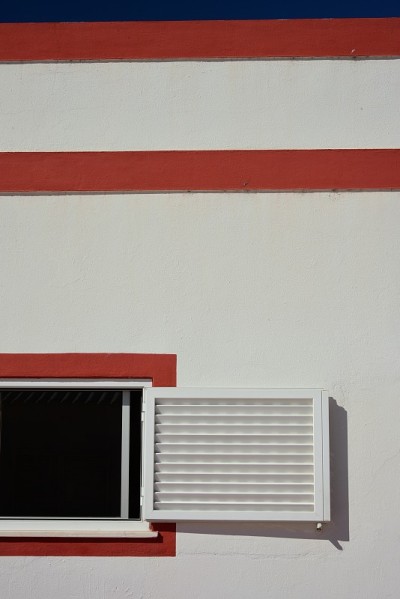 riva al mare dai colori sgargianti的建筑