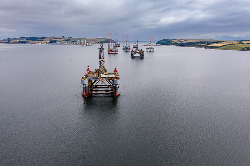 Cromarty Firth，“石油钻机墓地”在河口的钻机