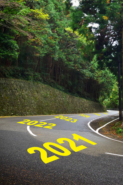 2021年到2026年的黑色柏油路上