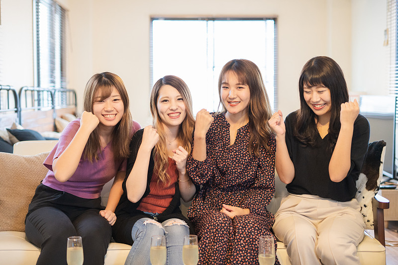 女孩欢呼