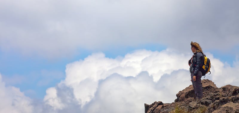 一名女游客站在印尼巴厘岛的一座火山上