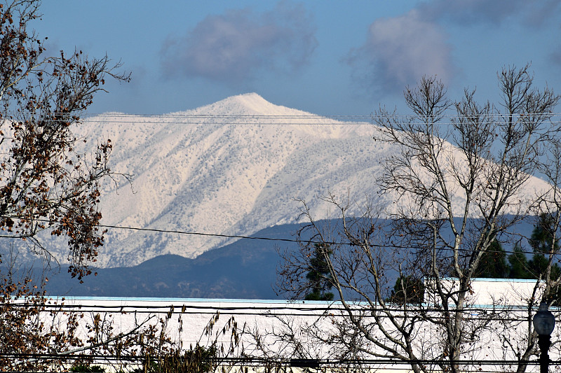 电线后面的雪山