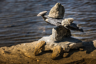 河边的Inukshuk。