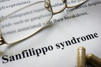 纸上写着Sanfilippo综合症和眼镜。