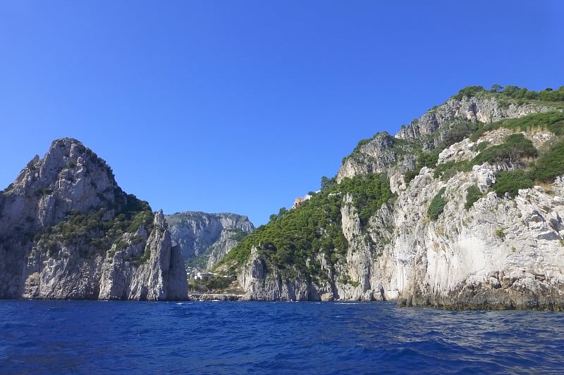 意大利卡普里岛海岸的悬崖