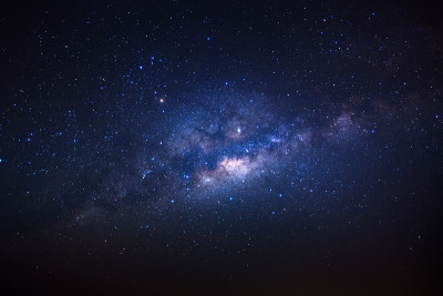 很明显银河系中有恒星和宇宙尘埃