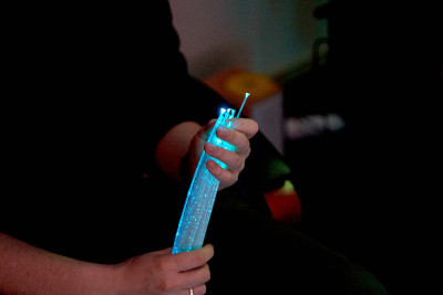 在养老院做颜色治疗的男人。多感官刺激室