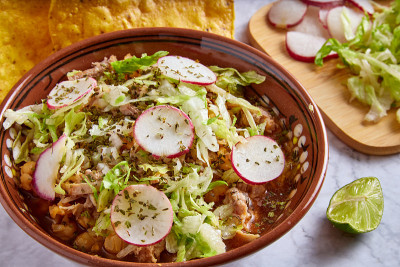 Pozole rojo，墨西哥玉米汤，墨西哥的传统食物，由玉米粒和猪肉制成。